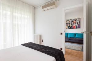 Posteľ alebo postele v izbe v ubytovaní Art House Renoir Plaza Universitat Sant Antoni