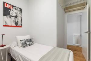 Posteľ alebo postele v izbe v ubytovaní Art House Renoir Plaza Universitat Sant Antoni