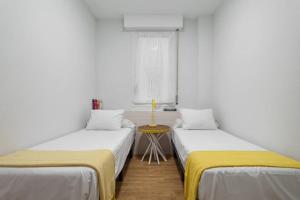 Posteľ alebo postele v izbe v ubytovaní Art House Renoir Plaza Universitat Sant Antoni