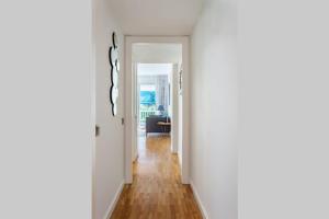 Fotografia z galérie ubytovania Art House Renoir Plaza Universitat Sant Antoni v destinácii Barcelona