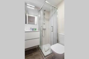 Kúpeľňa v ubytovaní Art House Renoir Plaza Universitat Sant Antoni