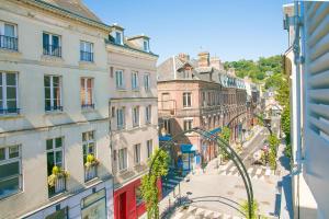 uitzicht op een straat met gebouwen bij Résidence Quélin Honfleur in Honfleur