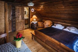 ein Schlafzimmer mit einem Bett in einer Holzhütte in der Unterkunft Penzion Sklípek in Staré Splavy
