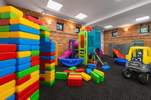 une salle de jeux avec un tas de jouets dedans dans l'établissement Domki Hallerowka Resort, à Władysławowo