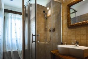 W łazience znajduje się umywalka oraz prysznic z lustrem. w obiekcie Penzion Sklípek w mieście Staré Splavy