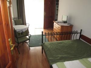 1 dormitorio con 1 cama, 1 silla y 1 ventana en Willawil, en Karpacz