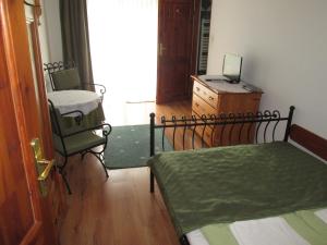 カルパチにあるWillawilのベッドルーム1室(ベッド1台、椅子、窓付)