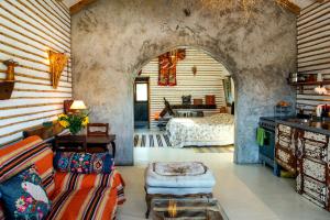 a living room with a couch and an archway at Goodmuda in Grândola