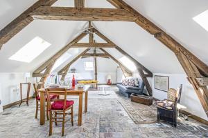 een woonkamer met een tafel en stoelen bij Résidence Quélin Honfleur in Honfleur