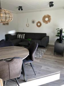 een woonkamer met een bank en een tafel bij Puur Texels 12 in De Koog