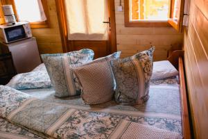 Ένα ή περισσότερα κρεβάτια σε δωμάτιο στο Casute Sebastian Baile Figa +30 φωτογραφίες