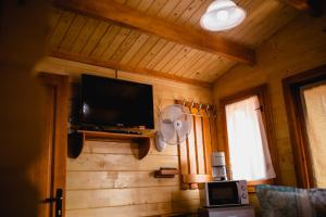 Μια τηλεόραση ή/και κέντρο ψυχαγωγίας στο Casute Sebastian Baile Figa