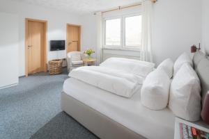 ein Schlafzimmer mit einer weißen Couch mit Kissen in der Unterkunft Haus Ferienglück in Norderney