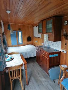 Kuchyň nebo kuchyňský kout v ubytování B&B Dream On Wheels