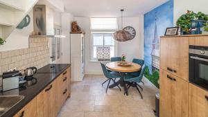 a kitchen with a table and chairs in it at B&B Zilverstad Huisje De Watertoren in Schoonhoven