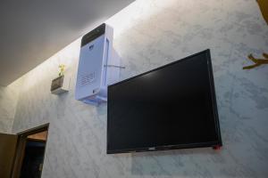 TV i/ili multimedijalni sistem u objektu Lazy Cat Home At Gaya Street