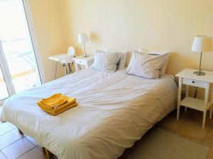 Uma cama ou camas num quarto em Varandas - Arrifana, com piscina, junto à praia