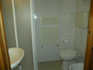 コティニョーラにあるAffittacamere Casadioの小さなバスルーム(トイレ、シンク付)