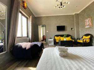 TV a/nebo společenská místnost v ubytování Dylan Hotel