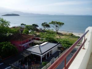 desde el balcón de un edificio con vistas a la playa en Ilhamar Canas Hotel, en Florianópolis
