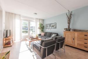 ウェーメルディンゲにあるMiddensluis Vakantiehuisのソファとテーブルのあるリビングルーム