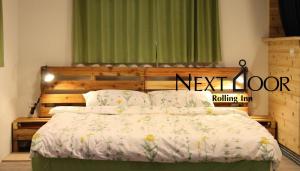 Ένα ή περισσότερα κρεβάτια σε δωμάτιο στο Rolling Inn B&B