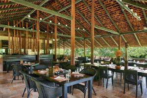 Restaurace v ubytování MUTHI MAYA Forest Pool Villa Resort - SHA Plus Certified
