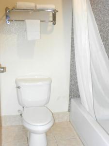 Un baño de Super 8 by Wyndham Humble - Atascocita - FM 1960 I-69