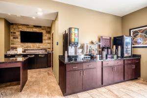 een grote kamer met een aanrecht met een koffiebar bij Cobblestone Hotel & Suites - Andrews in Andrews