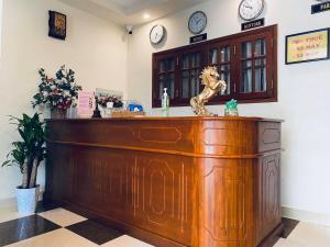 una barra de madera con una estatua de león encima en Dylan Hotel en Vung Tau