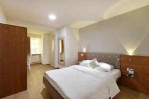 Katil atau katil-katil dalam bilik di Hotel Hirschen