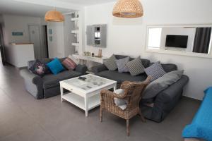 ein Wohnzimmer mit einem Sofa und einem Tisch in der Unterkunft Villa Sea House in Eilat