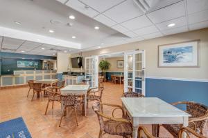 una habitación con mesas y sillas y una cocina en Hutchinson Island Hotel, en Fort Pierce