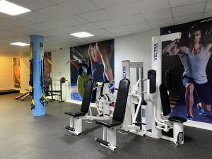 un gimnasio con equipo cardiovascular y un cartel en la pared en Hippocampus Resort & Spa, en Concón