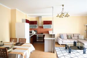 una cucina e un soggiorno con divano e tavolo di Apartment Fox a Karlovy Vary