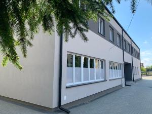 budynek z oknami na boku w obiekcie Hostel Sportowa w mieście Płońsk