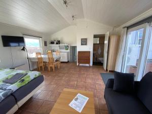 Lækjarkot Rooms and Cottages with Kitchen في بورغارنيس: غرفة معيشة مع سرير وغرفة طعام