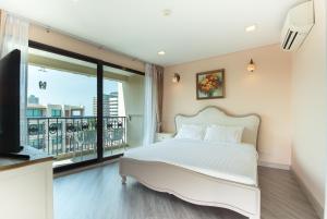 a bedroom with a white bed and a large window at Marrakesh huahin 4bedrooms with seaview 248 in Hua Hin +47 photos