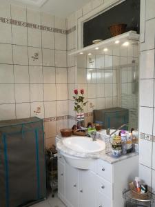 ein Bad mit einem Waschbecken und einem Spiegel in der Unterkunft La Petite Source in Montendre