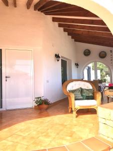 uma sala de estar com uma cadeira e um arco em Casa Marieta em Benissa