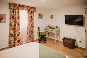 une chambre avec un bureau, un lavabo et un lit dans l'établissement Vivelorural Tunte 4 great pool & BBQ, à San Bartolomé 15 autres photos