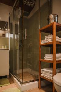 La salle de bains est pourvue d'une douche et de serviettes. dans l'établissement Vivelorural Tunte 4 great pool & BBQ, à San Bartolomé