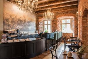 a bar in a restaurant with a brick wall at Zamek Sarny - Schloss Scharfeneck in Kłodzko