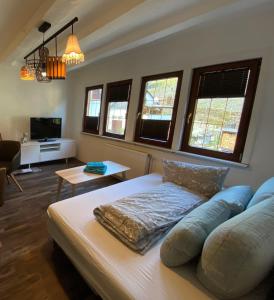 a living room with a bed and a couch at Schöne Ferienwohnung Burgruine Fachwerkhaus in Bacharach