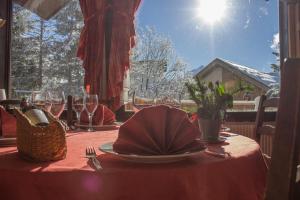 Restoran või mõni muu söögikoht majutusasutuses Hotel Adret