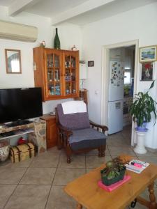 uma sala de estar com uma televisão e uma mesa em ALBERES 61-B EmpuriaRent em Empuriabrava