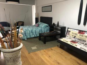 un salon avec un lit et une table dans l'établissement libertador 6040, à Buenos Aires