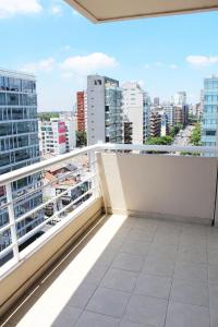 un balcon avec vue sur une ville dans l'établissement libertador 6040, à Buenos Aires
