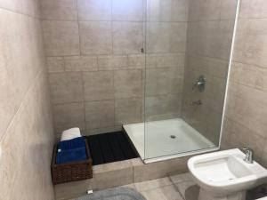 une salle de bain avec une douche, des toilettes et un lavabo dans l'établissement libertador 6040, à Buenos Aires 5 autres photos