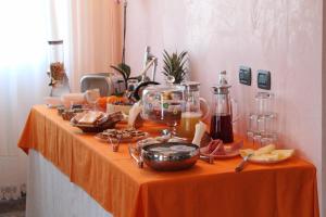 un tavolo arancione con sopra del cibo di B&B Il Belvedere a Viterbo